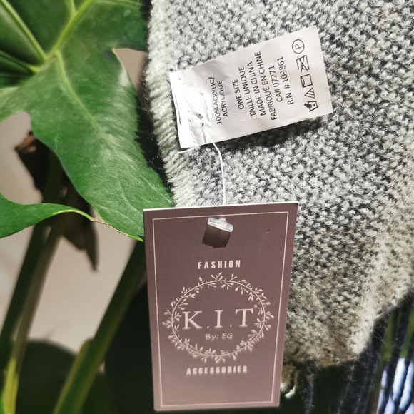 NWT Women's Blue & Cream Plaid KIT by EG shawl - Picture 3 of 3